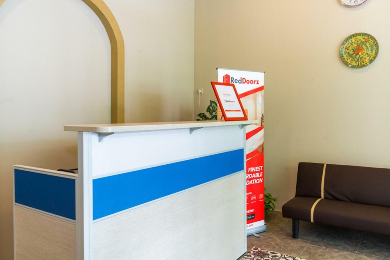 Reddoorz Hostel @ Di Panjaitan Simpang Lima Семаранг Екстериор снимка