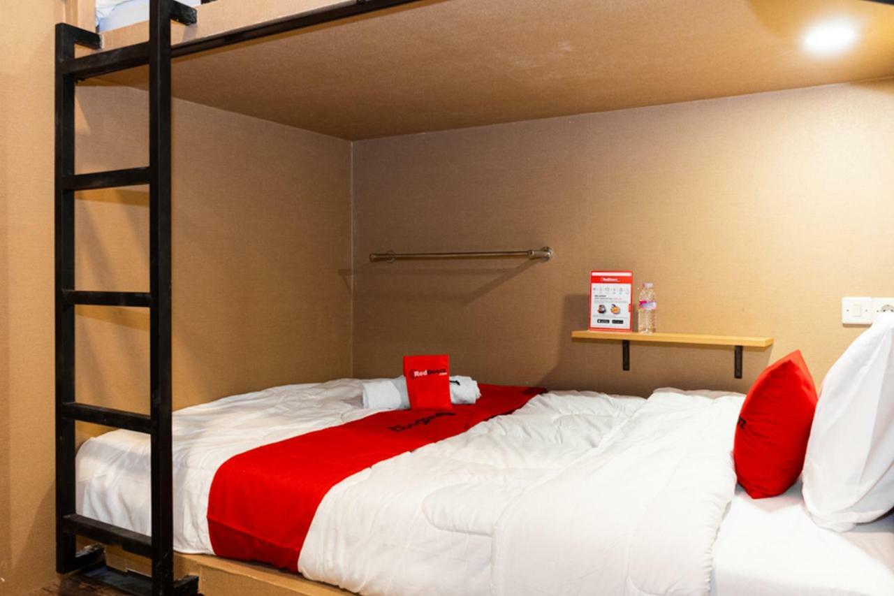 Reddoorz Hostel @ Di Panjaitan Simpang Lima Семаранг Екстериор снимка