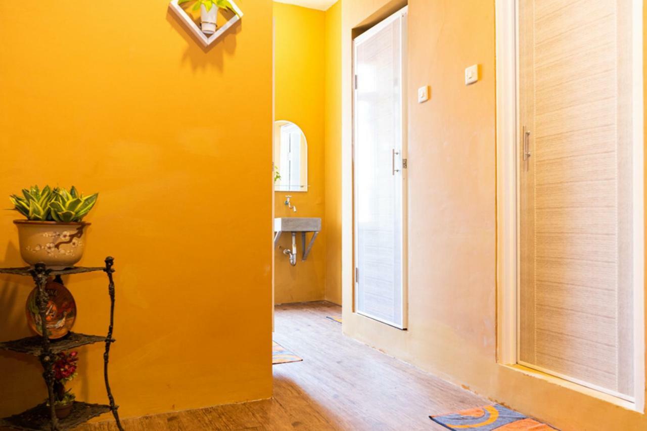 Reddoorz Hostel @ Di Panjaitan Simpang Lima Семаранг Екстериор снимка