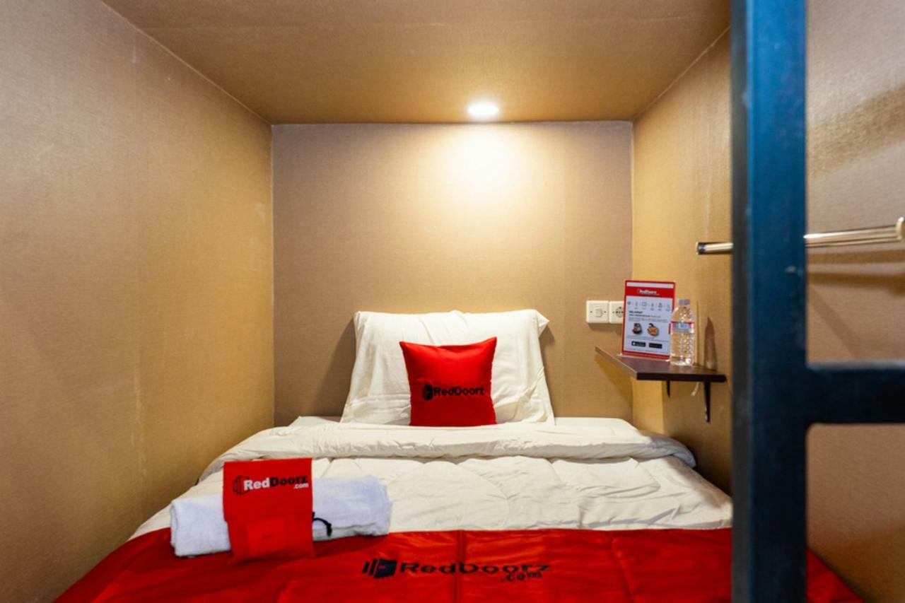 Reddoorz Hostel @ Di Panjaitan Simpang Lima Семаранг Екстериор снимка